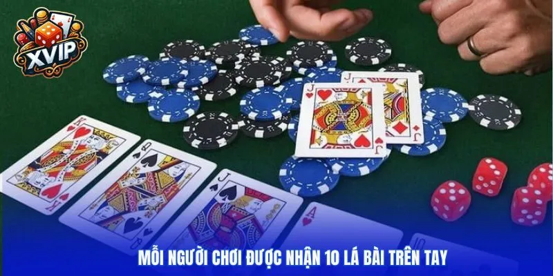 Mỗi người chơi được nhận 10 lá bài trên tay